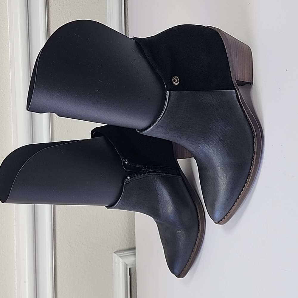 Yellow Box “Dannika” Women’s Black Leather Block Heel Ankle Boots size 7 - Picture 4 of 11